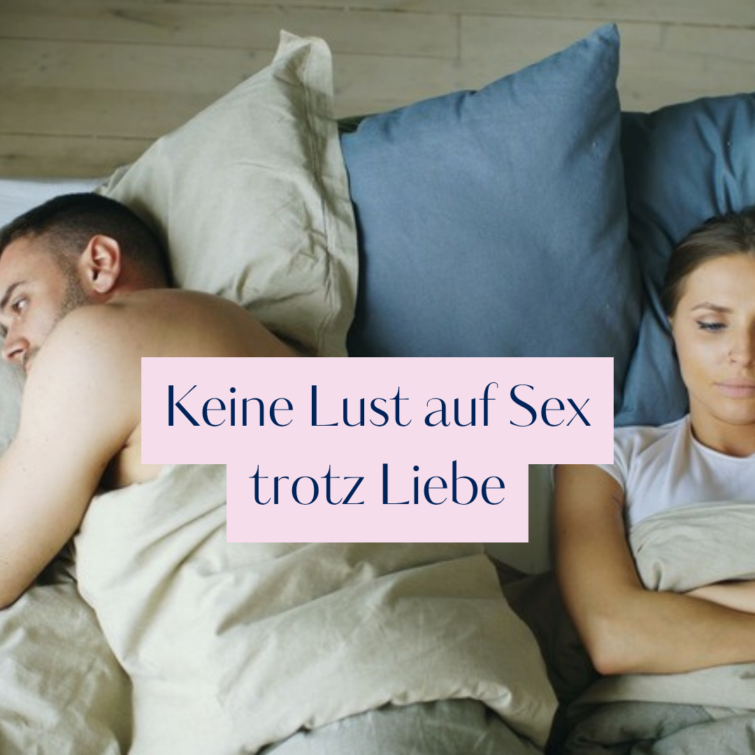 Ein Paar liegt mit Abstand nebeneinander im Bett, voneinander abgewandt