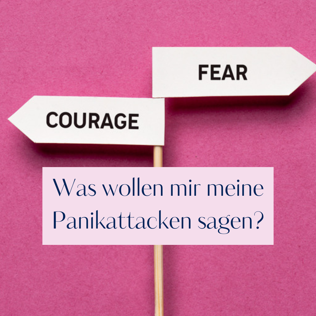 Zwei Wegweiser aus Papier auf pinkem Grund, einer zeigt in Richtung Angst, der andere in Richtung Mut, dazu der Beitragstitel Was wollen mir meine Panikattacken sagen
