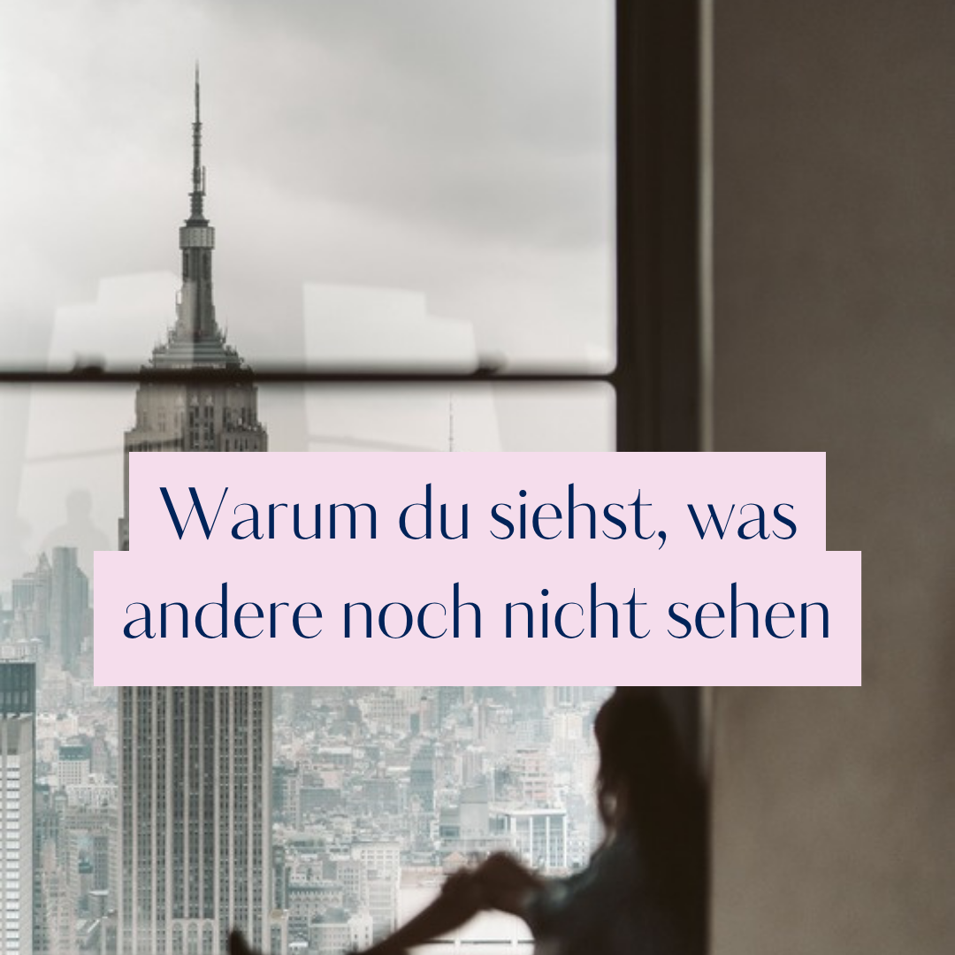 Silhouette einer Frau am Fenster mit Blick über die Stadt, Titel: Warum du siehst, was andere noch nicht sehen