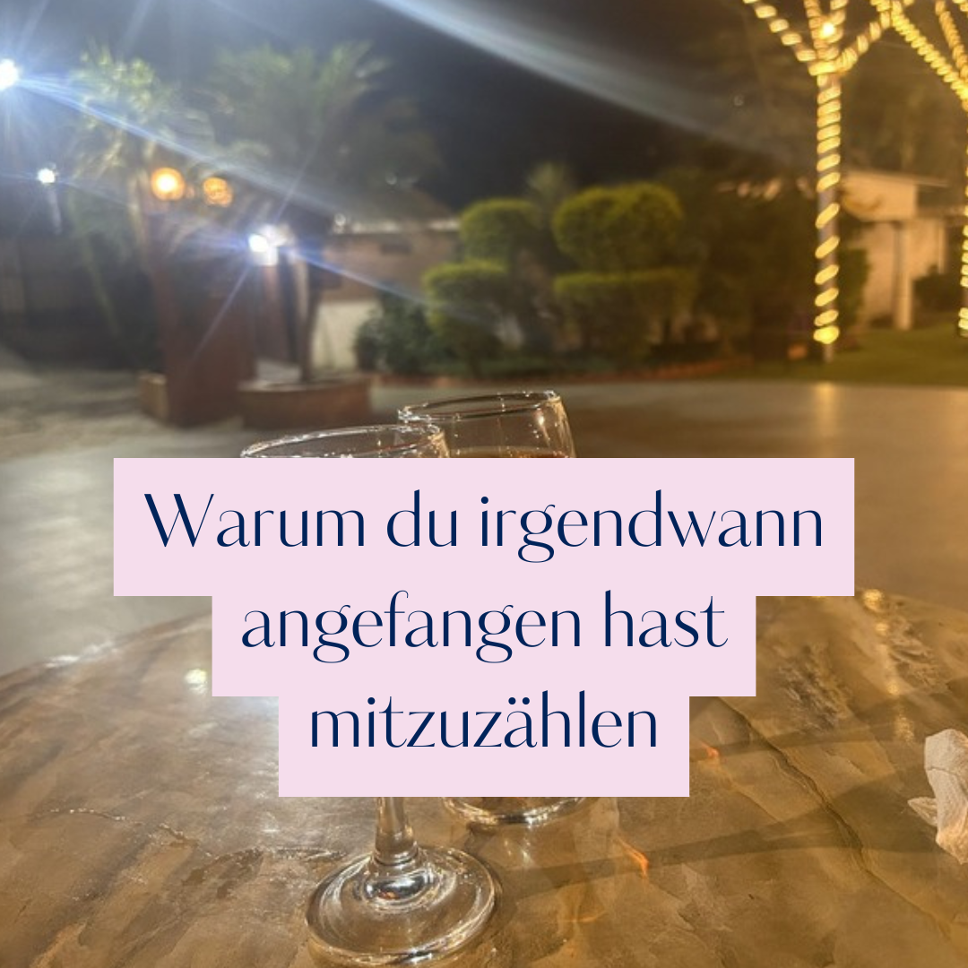 Zwei fast leere Gläser auf einem Tisch in einem abendlichen Garten, darüber der Schriftzug: Warum du irgendwann angefangen hast mitzuzählen