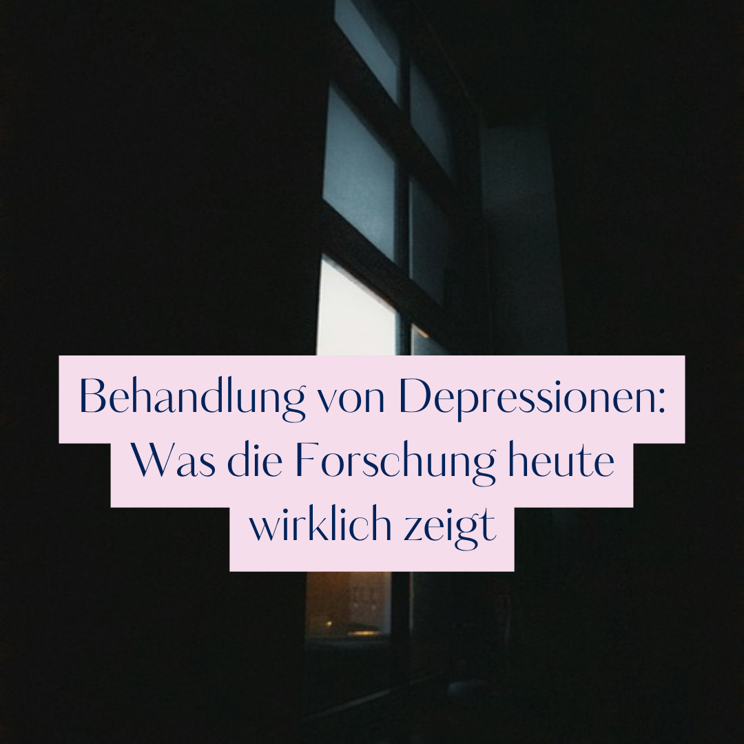 Dunkler Raum mit einem Fenster, durch das Licht fällt. Titel: Behandlung von Depressionen: Was die Forschung heute wirklich zeigt