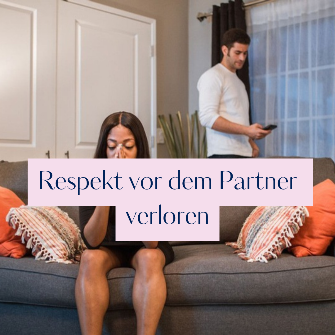 Frau sitzt erschöpft auf dem Sofa, während ihr Partner abgewandt im Hintergrund am Handy steht.