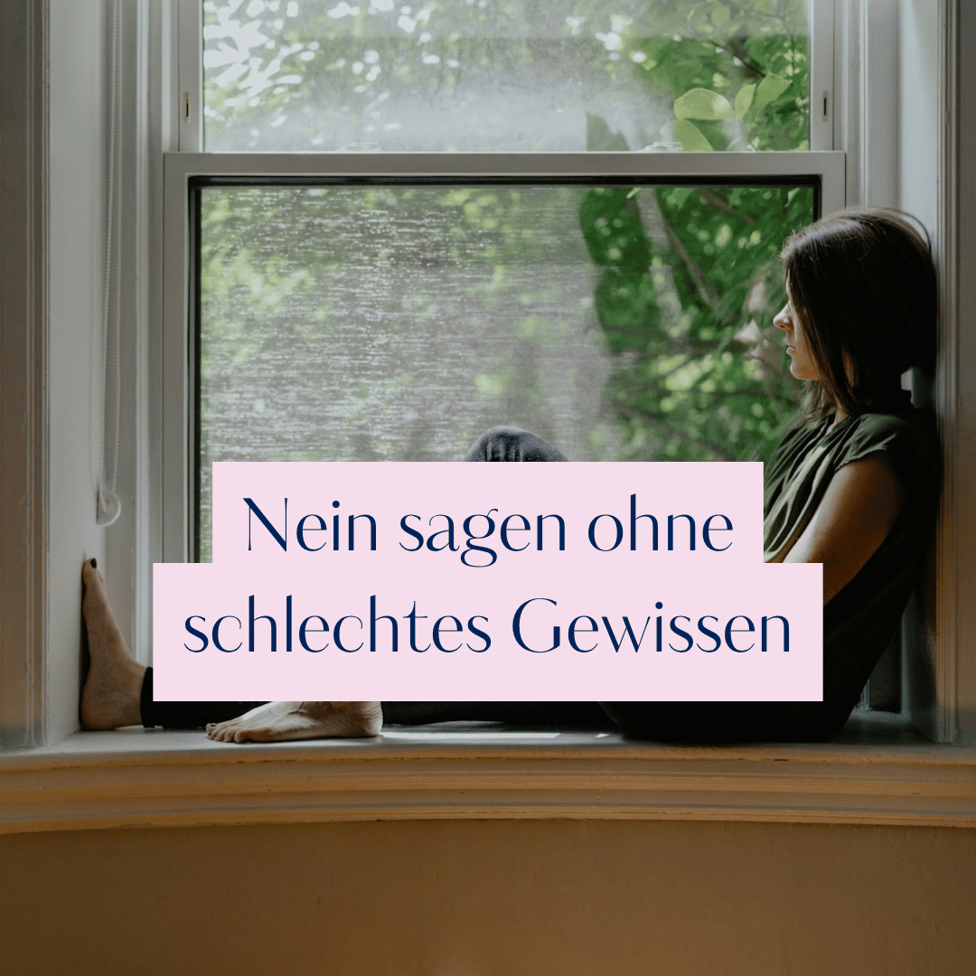 Frau sitzt am Fenster und schaut nach draußen, darüber der Titel Nein sagen ohne schlechtes Gewissen