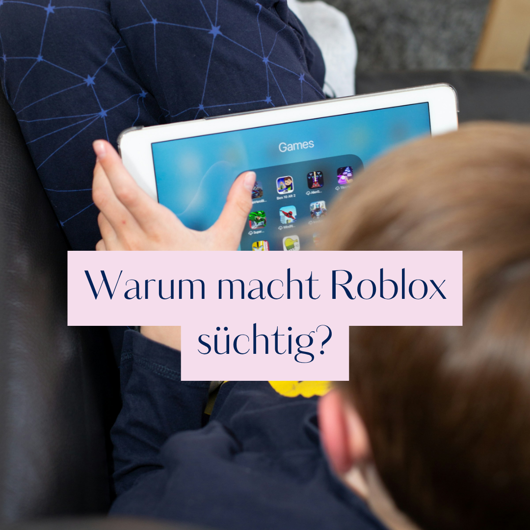 Kind von hinten auf dem Sofa, in den Händen ein Tablet mit der Roblox-Spieleübersicht, Titel: Warum macht Roblox süchtig?